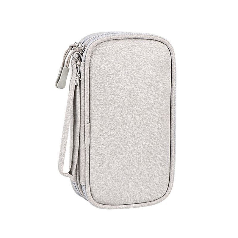 Višefunkcionalna prijenosna torbica za digitalnu pohranu: Power Bank, slušalice, USB flash disk i kabeli.