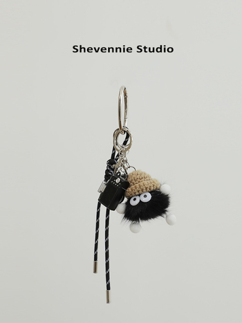 Torba viseći privjesak s krznenom kuglom — Kategorija: Torba viseći privjesak; Materijal: Drugo; Sezona: Jesen 2024