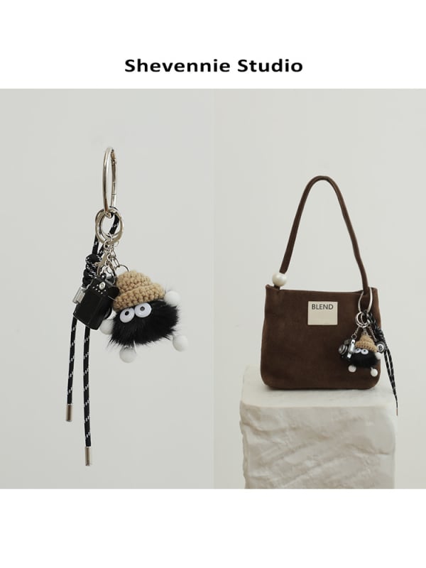 Torba viseći privjesak s krznenom kuglom — Kategorija: Torba viseći privjesak; Materijal: Drugo; Sezona: Jesen 2024