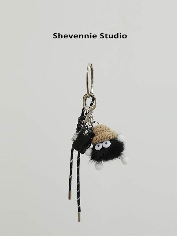 Torba viseći privjesak s krznenom kuglom — Kategorija: Torba viseći privjesak; Materijal: Drugo; Sezona: Jesen 2024