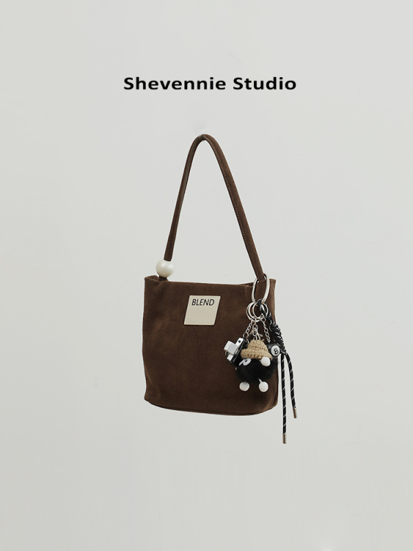 Torba viseći privjesak s krznenom kuglom — Kategorija: Torba viseći privjesak; Materijal: Drugo; Sezona: Jesen 2024