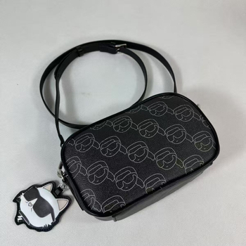 Crossbody torba za fotoaparat, PU materijal, horizontalni kvadratni oblik, zatvaranje na zip, unutarnja džep na zip, podstava od poliestera