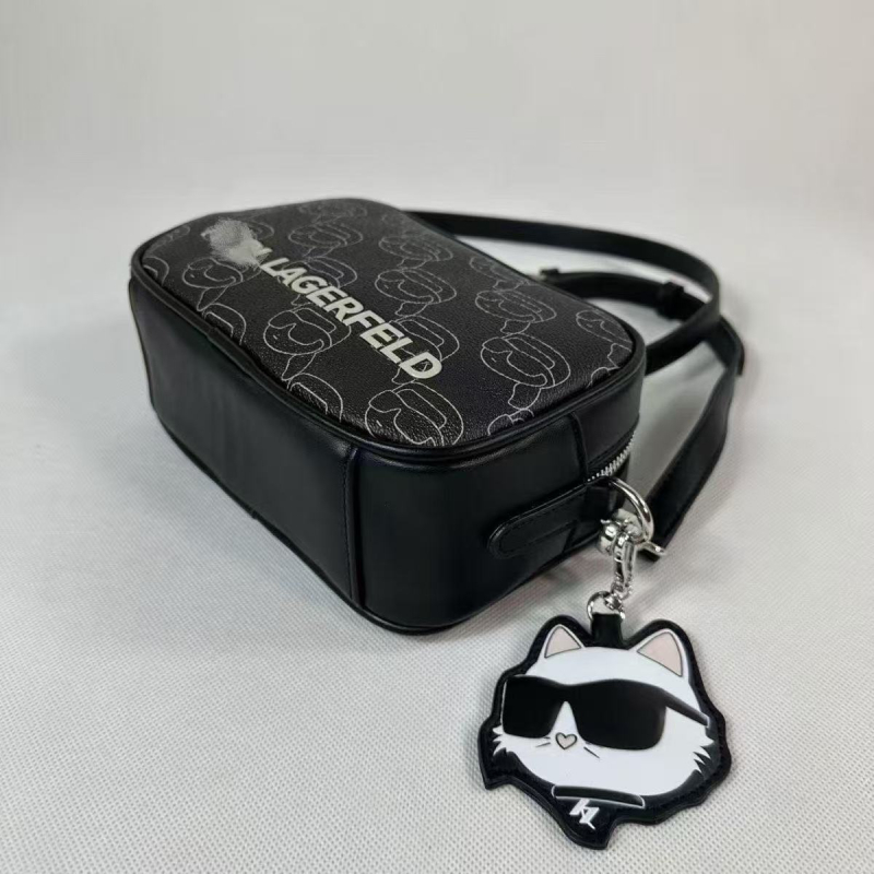 Crossbody torba za fotoaparat, PU materijal, horizontalni kvadratni oblik, zatvaranje na zip, unutarnja džep na zip, podstava od poliestera