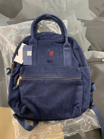 Unisex bársony hátizsák, kapacitás 20L alatt, kompatibil 9 hüvelykes laptophoz, hullámpontos mintázat.