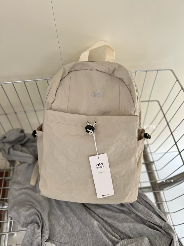 Rucsac feminin din nylon ușor pentru plimbări zilnice și călătorii, capacitate sub 20 L, încăpe 11 inch laptop, bretele curbate