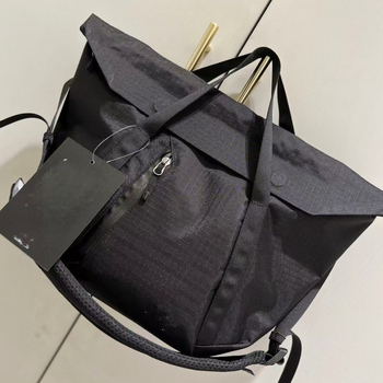 Crossbody táska kültéri sportokra, unisex, vászon anyagú, vízálló és lélegző, kapacitás kevesebb mint 20 L