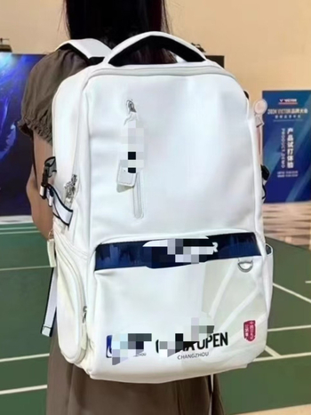 Badmintonnal használható sporttáska nagy kapacitással és cipőrekesszel, légáteresztő, vízálló, száraz–nedves elválasztás, légpárnás vállpántok, uniszex