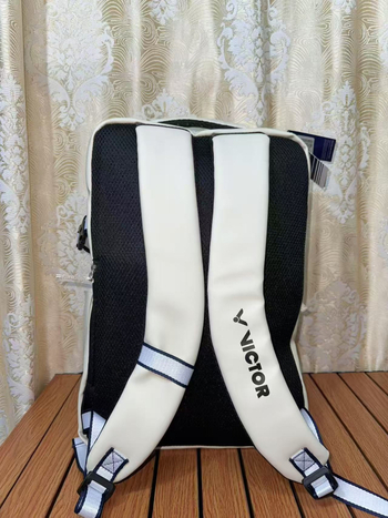 Badmintonnal használható sporttáska nagy kapacitással és cipőrekesszel, légáteresztő, vízálló, száraz–nedves elválasztás, légpárnás vállpántok, uniszex