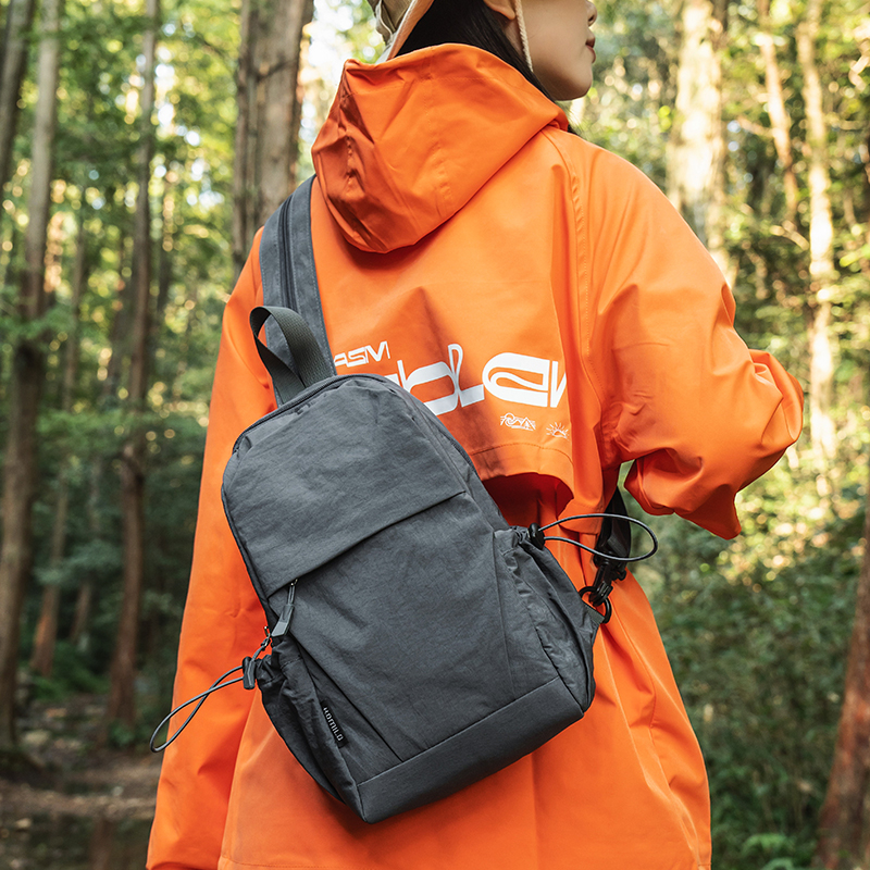 Unisex višefunkcionalna torba preko prsa, lagana najlonska, vodootporna, kapacitet 20–35 L, pretinac za 14-inčni prijenosnik