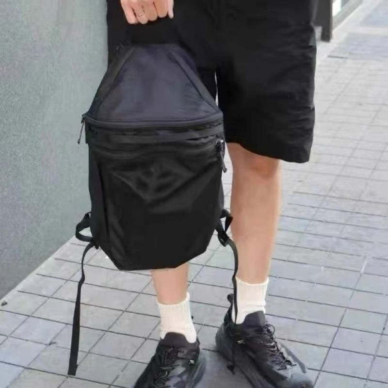 Unisex ruksak, vanjski poliesterski dio, najlonska podstava, kompatibilan s prijenosnim računalom