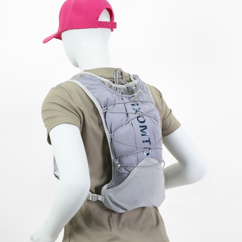 Rucsac sportiv tip vest: ușor și respirabil; exterior din nailon, căptușeală poliester; bretele curbate; design cu mai multe buzunare; unisex, pentru alergare și ciclism