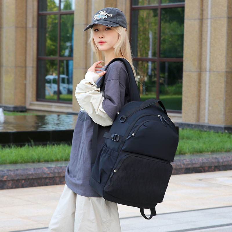 Rucsac unisex pentru uz zilnic, design urban minimalist, nylon, capacitate 20–35 L, laptop până la 8 inchi, căptușeală din poliester, sistem de purtare respirabil