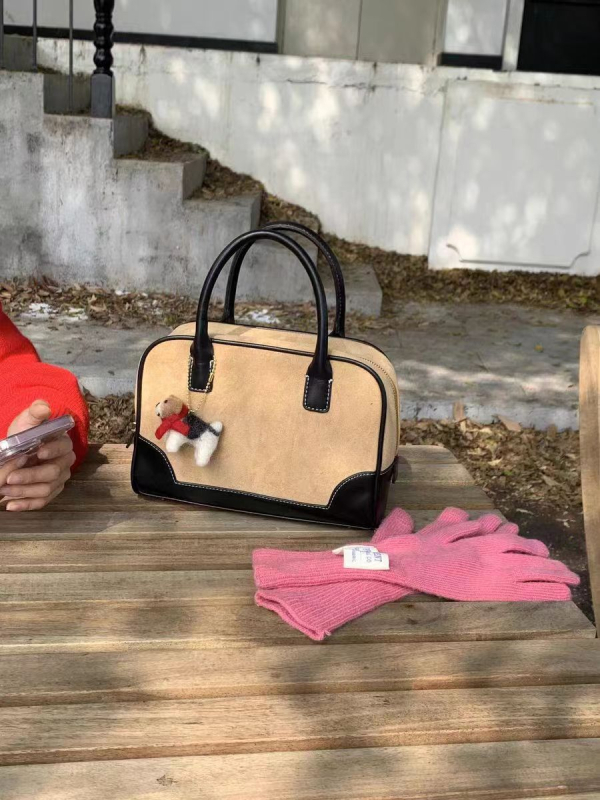 Ženska torbica od pliša, gradski minimalistički stil, horizontalni kvadratni oblik, zatvaranje na zip, unutarnja džep sa zipom