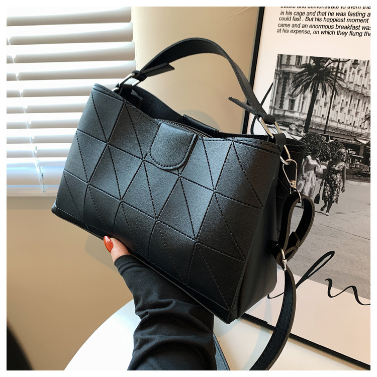 Ženska crossbody torba od PU materijala — minimalistički stil, zatvarač, PU podstava, pogodna za slobodno vrijeme i putovanja