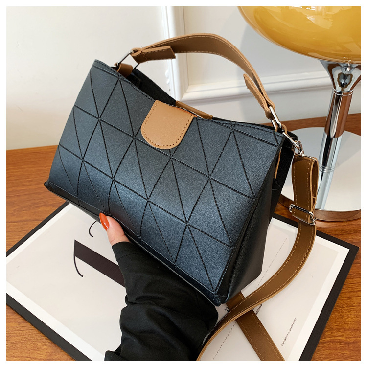 Ženska crossbody torba od PU materijala — minimalistički stil, zatvarač, PU podstava, pogodna za slobodno vrijeme i putovanja