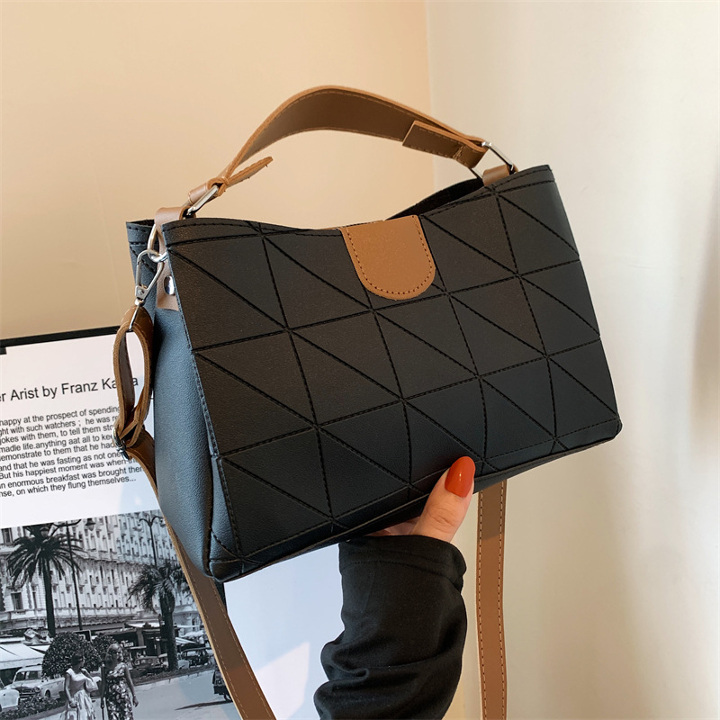 Ženska crossbody torba od PU materijala — minimalistički stil, zatvarač, PU podstava, pogodna za slobodno vrijeme i putovanja