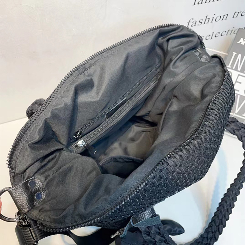Torba za rame od mrežaste tkanine s kožnim detaljima, gradski minimalistički stil, zatvaranje na zip, više unutarnjih džepova