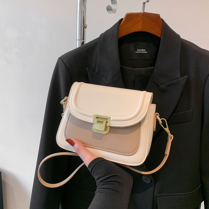 Torba za ramena s teksturiranim PU materijalom, urbani minimalisticki stil, zatvarač na zip, poliester podstava, unutarnji džep za telefon, jednopružni kaiš