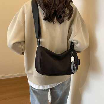 Najlon crossbody torba s dumpling oblikom, zatvaranje na zip, skriveni džep sa zipom