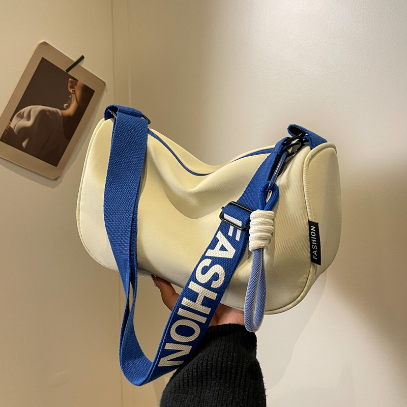 Najlon crossbody torba s dumpling oblikom, zatvaranje na zip, skriveni džep sa zipom
