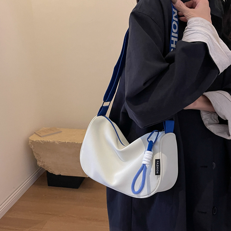 Najlon crossbody torba s dumpling oblikom, zatvaranje na zip, skriveni džep sa zipom