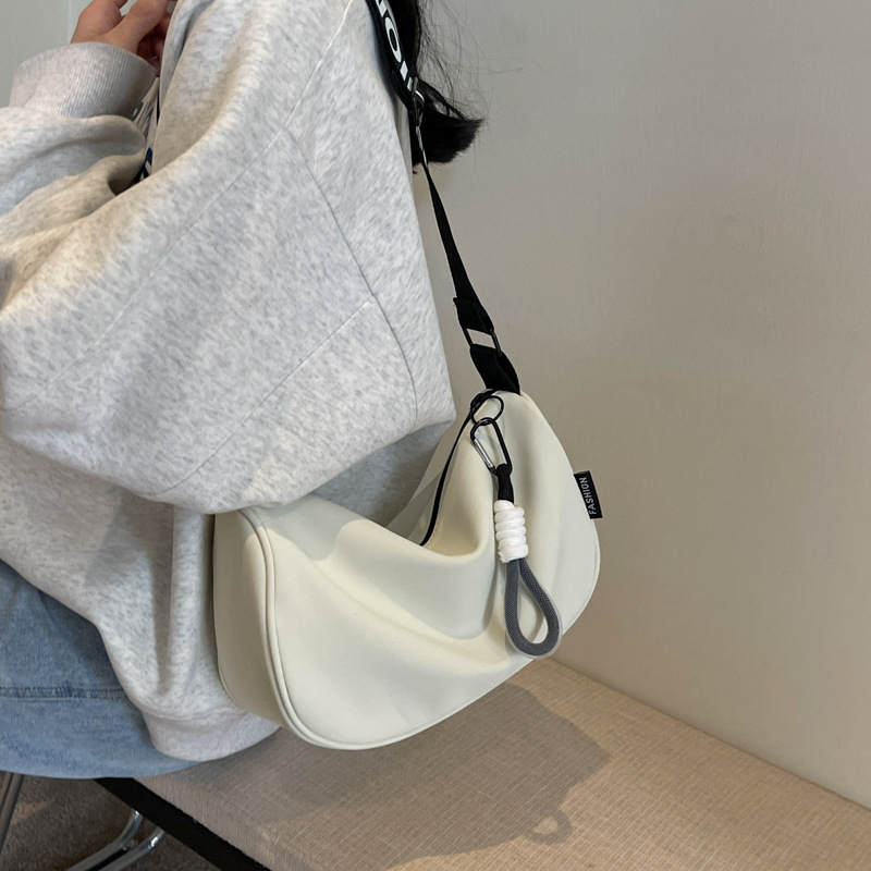 Najlon crossbody torba s dumpling oblikom, zatvaranje na zip, skriveni džep sa zipom