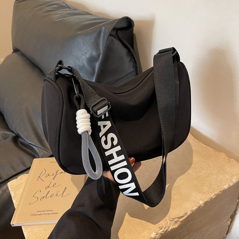 Najlon crossbody torba s dumpling oblikom, zatvaranje na zip, skriveni džep sa zipom