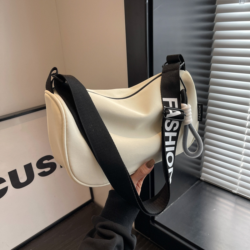 Najlon crossbody torba s dumpling oblikom, zatvaranje na zip, skriveni džep sa zipom