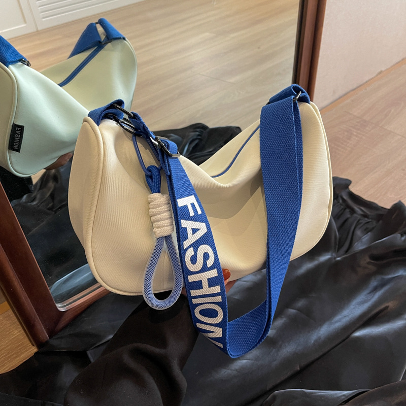 Najlon crossbody torba s dumpling oblikom, zatvaranje na zip, skriveni džep sa zipom