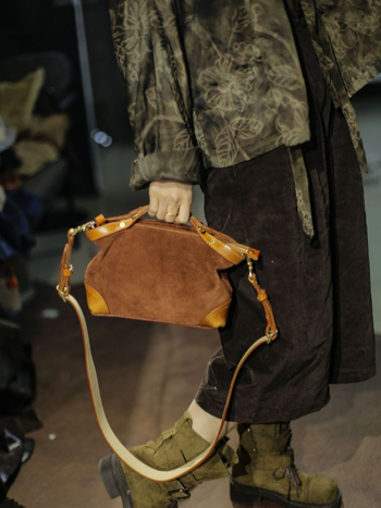 Crossbody torba od konjske kože s velurom, zatvaračem, laminirani unutarnji džep, vodoravnog kvadratnog oblika.