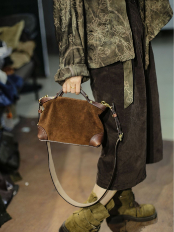Crossbody torba od konjske kože s velurom, zatvaračem, laminirani unutarnji džep, vodoravnog kvadratnog oblika.