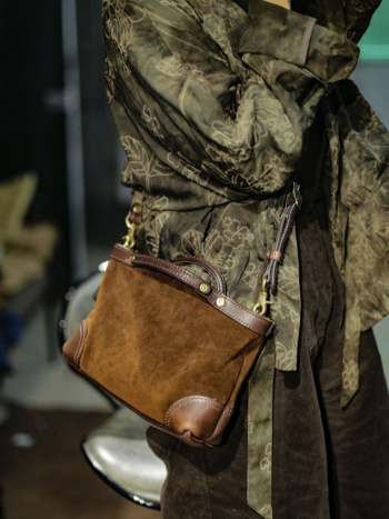 Crossbody torba od konjske kože s velurom, zatvaračem, laminirani unutarnji džep, vodoravnog kvadratnog oblika.