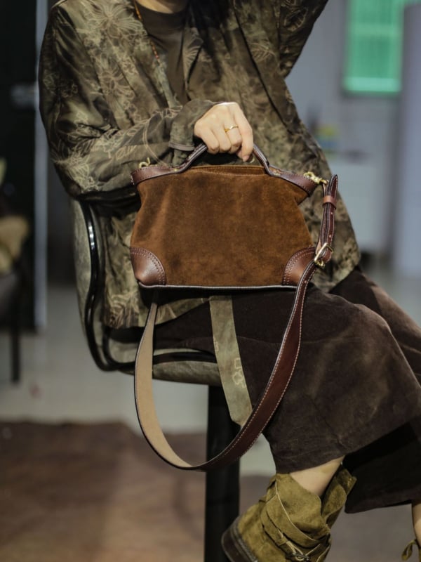 Crossbody torba od konjske kože s velurom, zatvaračem, laminirani unutarnji džep, vodoravnog kvadratnog oblika.