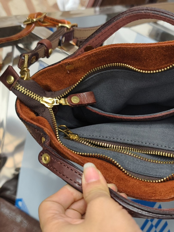 Crossbody torba od konjske kože s velurom, zatvaračem, laminirani unutarnji džep, vodoravnog kvadratnog oblika.