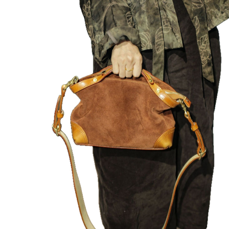 Crossbody torba od konjske kože s velurom, zatvaračem, laminirani unutarnji džep, vodoravnog kvadratnog oblika.