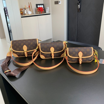Minimalistička ženska torba za jesen-zimu 2025, vintage monogram dizajn, torba za rame i crossbody za svakodnevnu upotrebu.