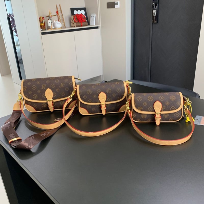 Minimalistička ženska torba za jesen-zimu 2025, vintage monogram dizajn, torba za rame i crossbody za svakodnevnu upotrebu.