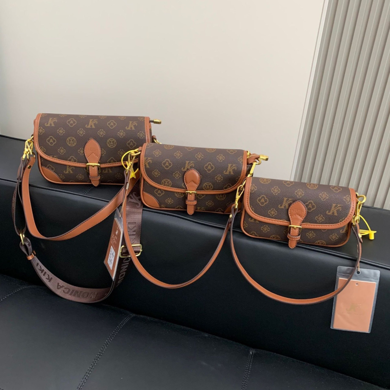 Minimalistička ženska torba za jesen-zimu 2025, vintage monogram dizajn, torba za rame i crossbody za svakodnevnu upotrebu.