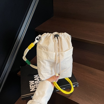 Bucket torba od platna, vertikalnog kvadratnog oblika, zatvarač na šnuru, jedna naramenica, džep za telefon