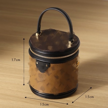 Ženska bucket torbica od prave kože, nylon podstava, zaobljeni oblik, laminirani unutarnji džep sa zatvaračem