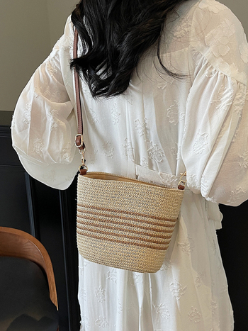 Ručna pletena slamnata torba za žene, ljetni stil, jedinstven dizajn, crossbody bucket torba, velika zapremina za plažu