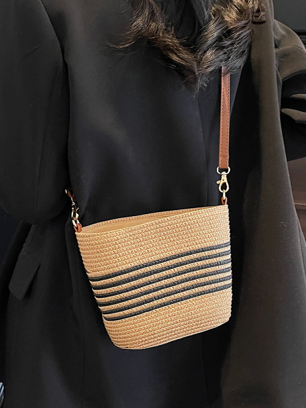 Ručna pletena slamnata torba za žene, ljetni stil, jedinstven dizajn, crossbody bucket torba, velika zapremina za plažu
