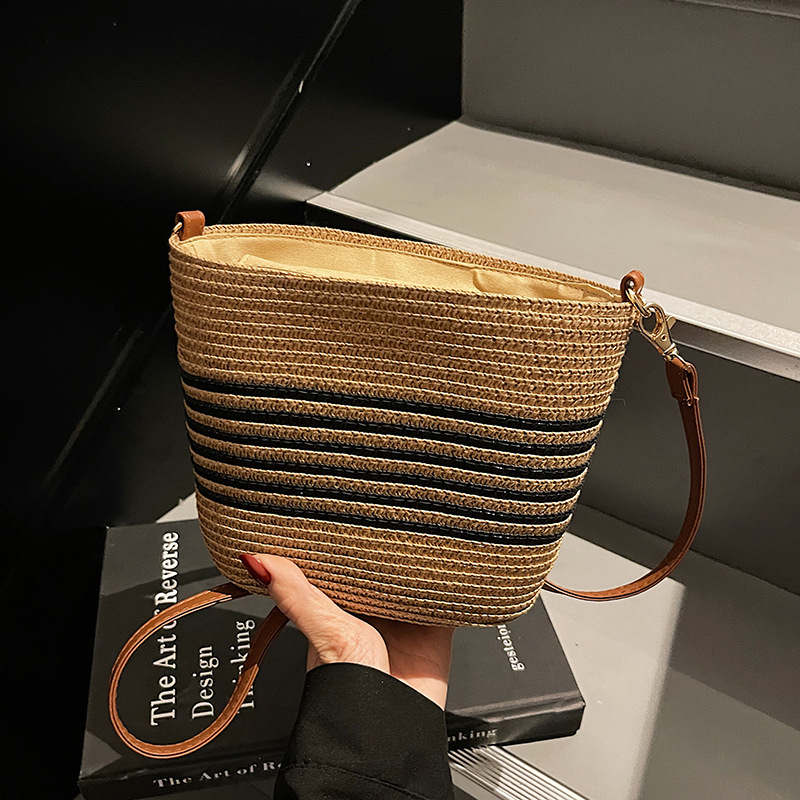 Ručna pletena slamnata torba za žene, ljetni stil, jedinstven dizajn, crossbody bucket torba, velika zapremina za plažu