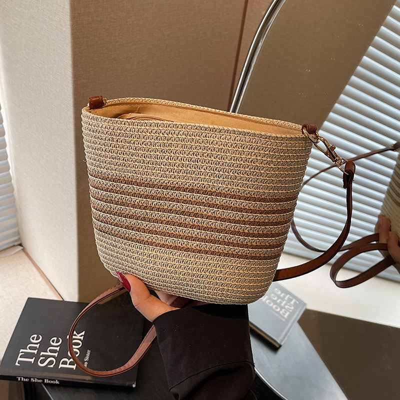 Ručna pletena slamnata torba za žene, ljetni stil, jedinstven dizajn, crossbody bucket torba, velika zapremina za plažu