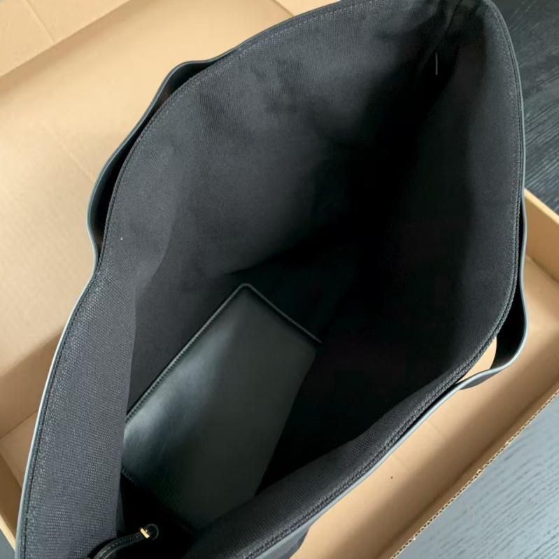 The Row ženska tote torba od platna s kožnim detaljima, okomito kvadratnog oblika, otvorena gornja, poliester podstava, skriveni džep na zatvarač i džep za telefon