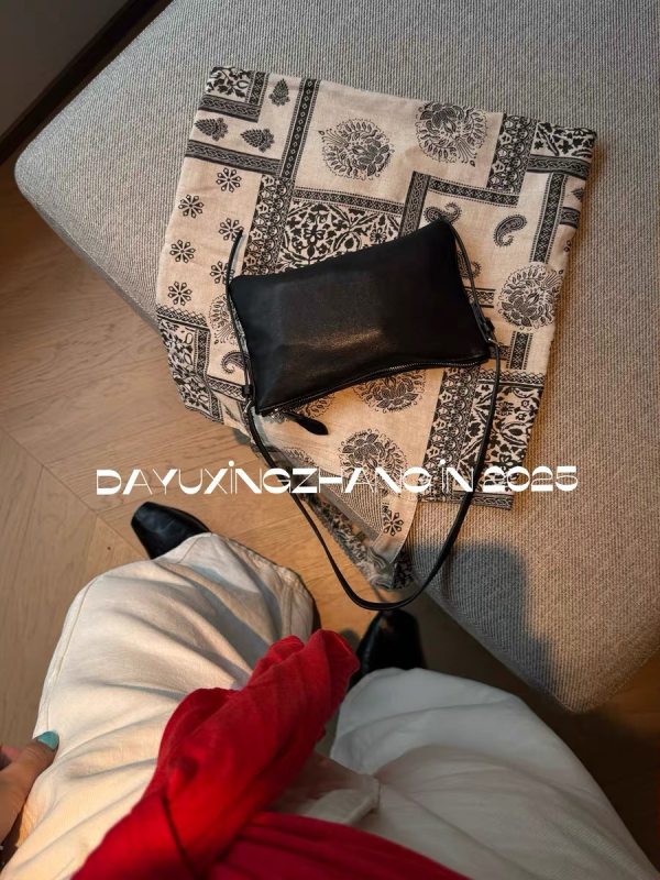 Geantă pentru telefon din piele PU • Stil tote • Formă orizontală pătrată • Închidere cu fermoar • Curele duble de umăr