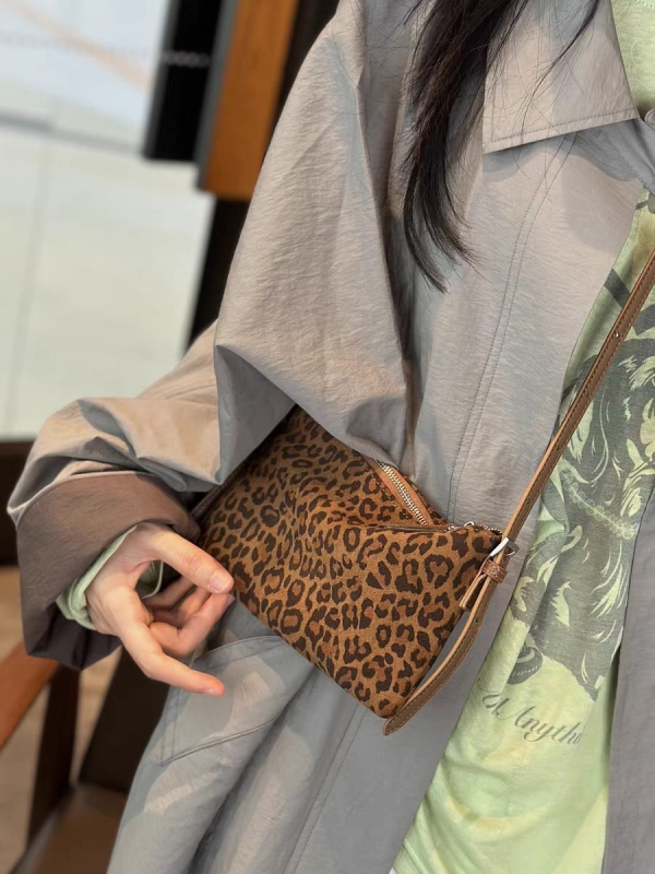 Geantă pentru telefon din piele PU • Stil tote • Formă orizontală pătrată • Închidere cu fermoar • Curele duble de umăr