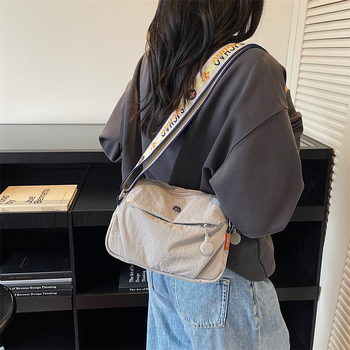 Ženska crossbody torba – lagana i kompaktna, vodoravnog kvadratnog oblika, zatvarač, poliester podstava, jedna naramenica, svakodnevna uporaba, jesen 2025, stil zrele žene