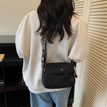 Ženska crossbody torba – lagana i kompaktna, vodoravnog kvadratnog oblika, zatvarač, poliester podstava, jedna naramenica, svakodnevna uporaba, jesen 2025, stil zrele žene