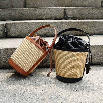 Bucket bag s cyber stilom, ovčja koža s lanenim uzorkom, cilindrični oblik, otvaranje šnórom, podstava od ovčje kože
